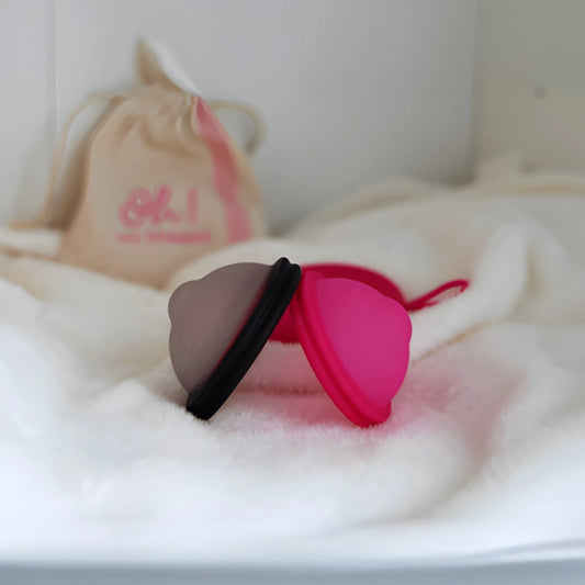 Pack de 2 disques menstruels réutilisables saines et écologiques disc'oh noir et fushia face a face avec stérilisateur