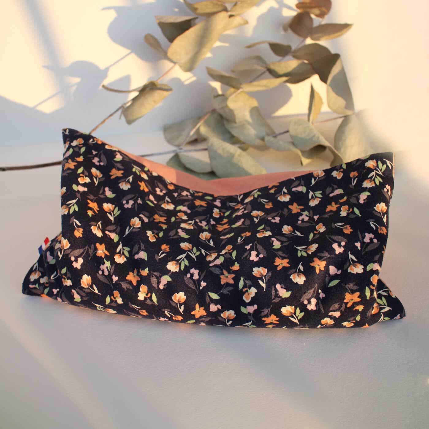 Bouillotte sèche Calm’Oh aux graines de lin bio – coloris fleuri marine/rose