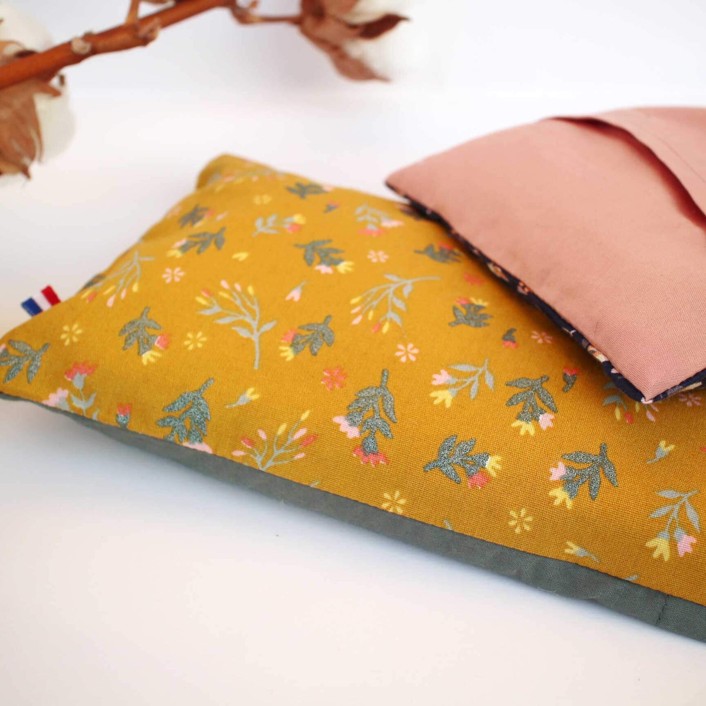 Bouillotte Calm’Oh positionnée sur le ventre pour soulager les crampes menstruelles