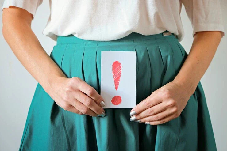 Femme montrant une feuille marquant un message d’alerte sur le SOPK