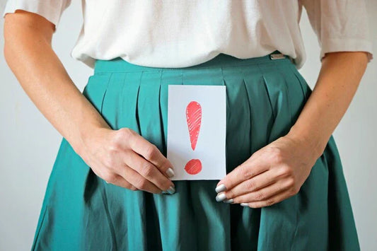 Femme montrant une feuille marquant un message d’alerte sur le SOPK