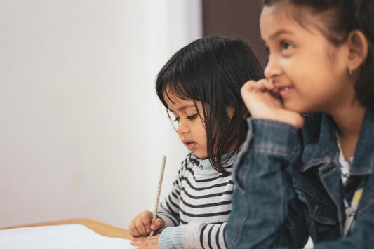 Deux filles à l'école primaire