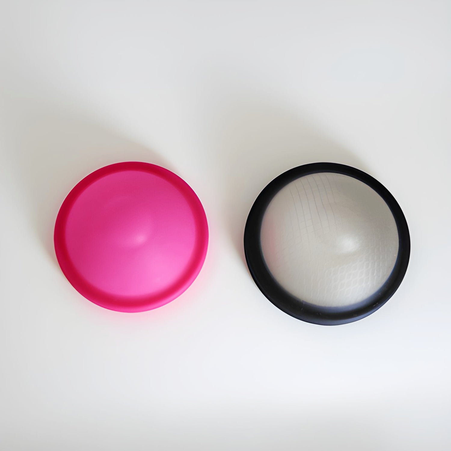 Pack de 2 disques menstruels réutilisables saines et écologiques disc'oh noir et fushia face a face