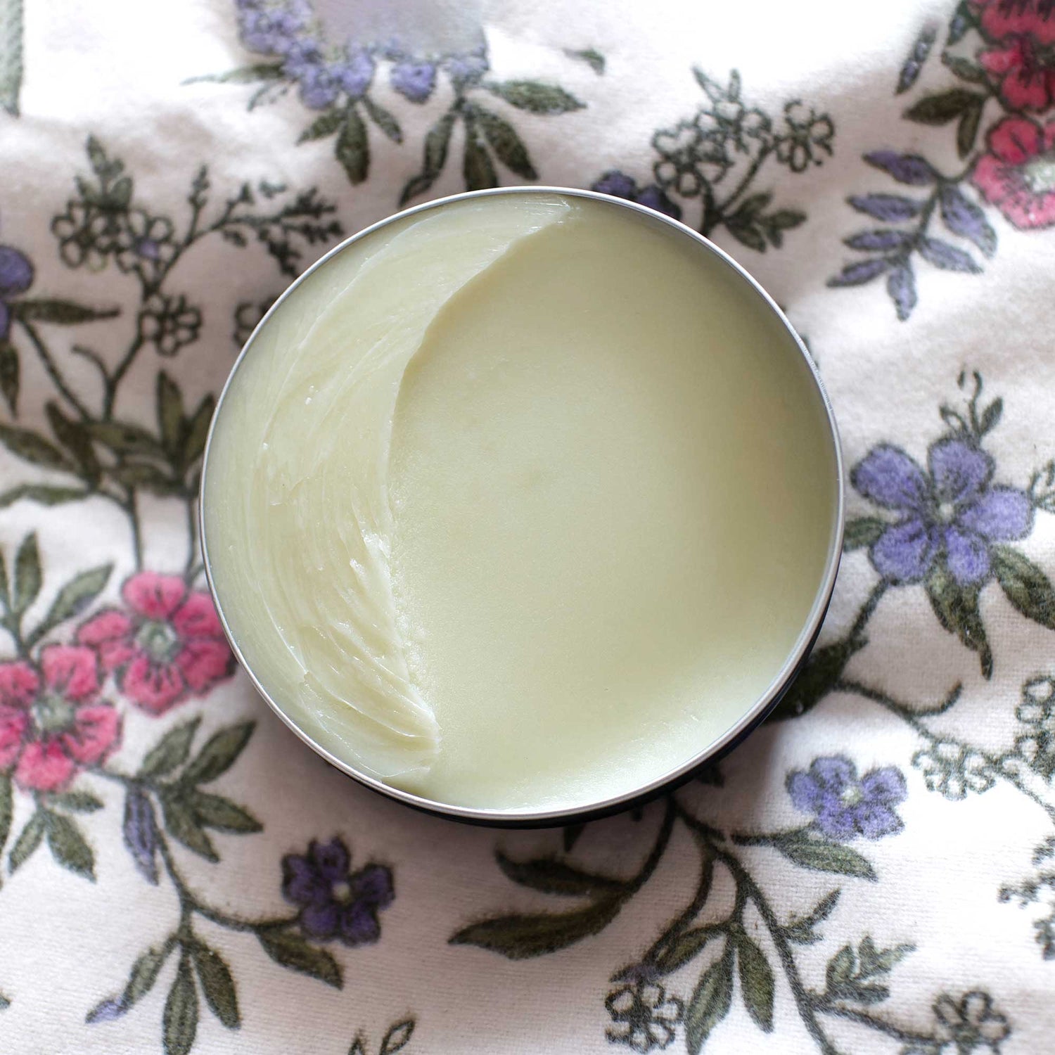 baume apaisant anti douleur de règles pot ouvert