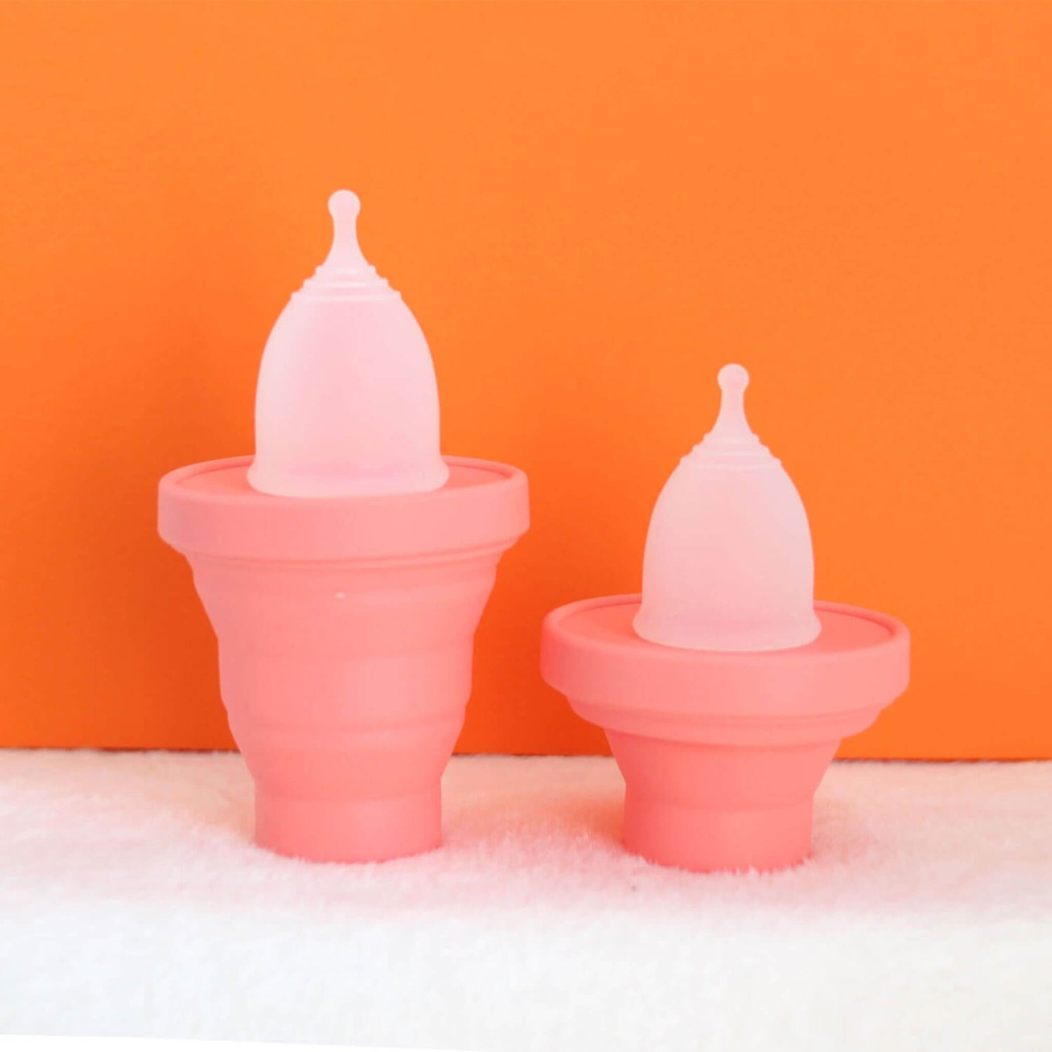 Cup coupe menstruelles transparentes cupoh taille S et L posées sur stérilisateur corail