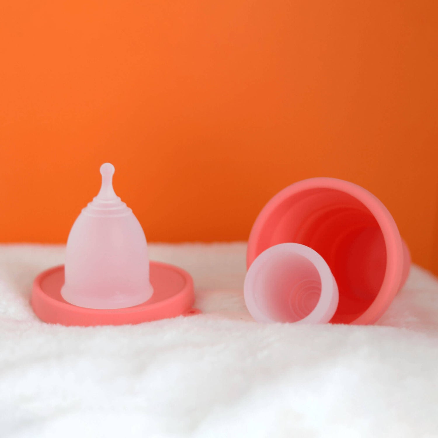 Cup coupe menstruelles transparentes cupoh taille S et L posées sur stérilisateur corail