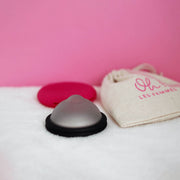 Disque menstruel réutilisable discoh taille L noir avec sa pochette en silicone et son pochon en coton imprimé. Alternative aux tampons et serviettes
