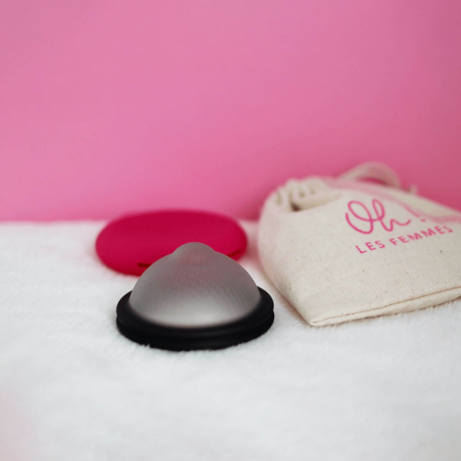 Disque menstruel réutilisable discoh taille L noir avec sa pochette en silicone et son pochon en coton imprimé. Alternative aux tampons et serviettes