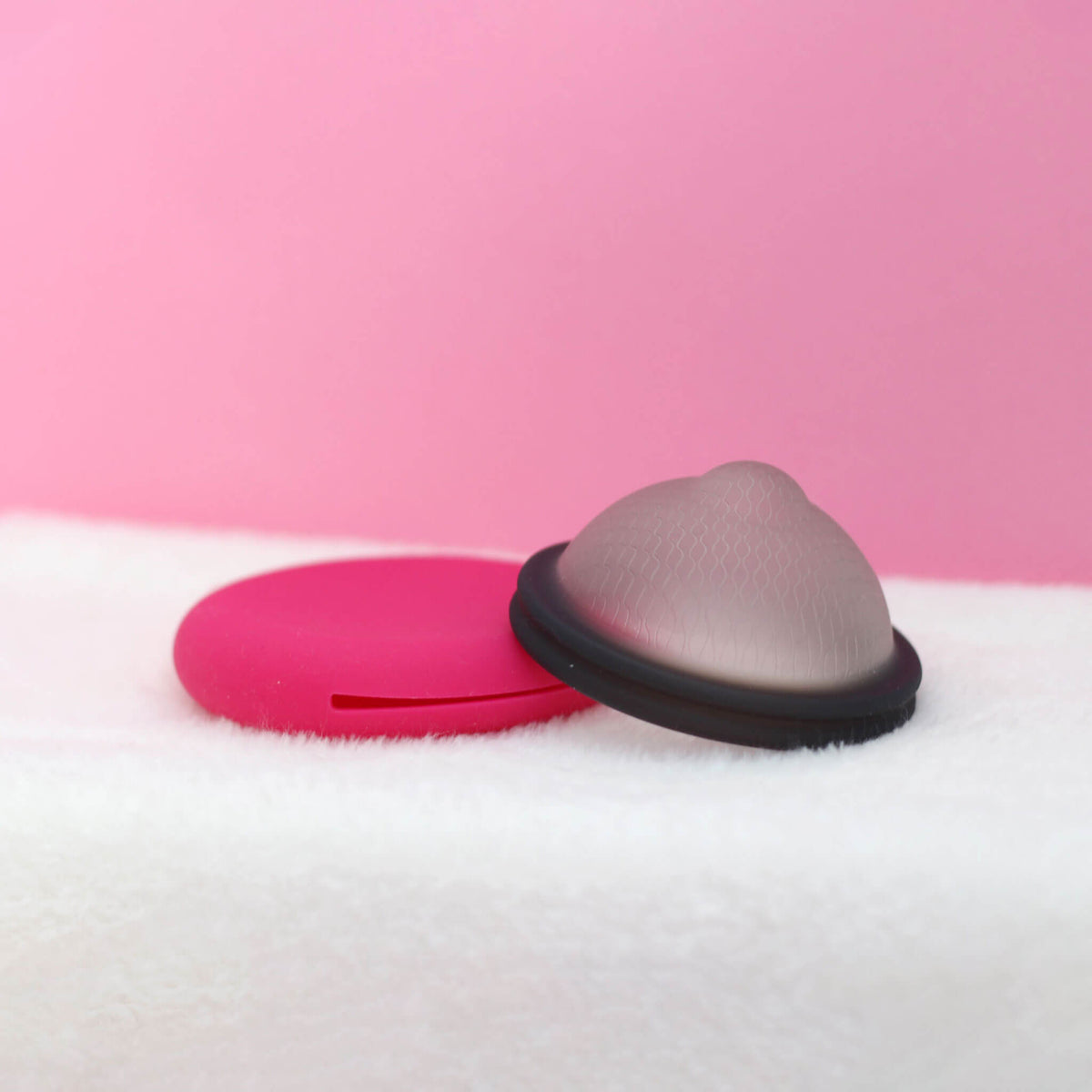 Disque menstruel réutilisable discoh taille L noir avec sa pochette en silicone. Alternative aux tampons et serviettes