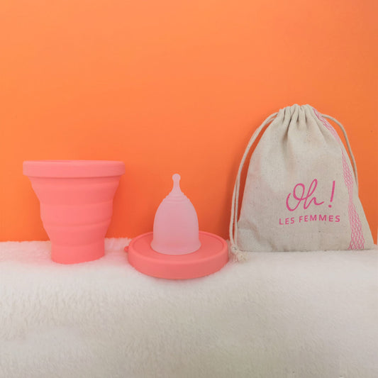 Pack découverte comprend : la cup coupe menstruelle cupoh, le gobelet stérilisateur retractable et le pochon en coton imprimé